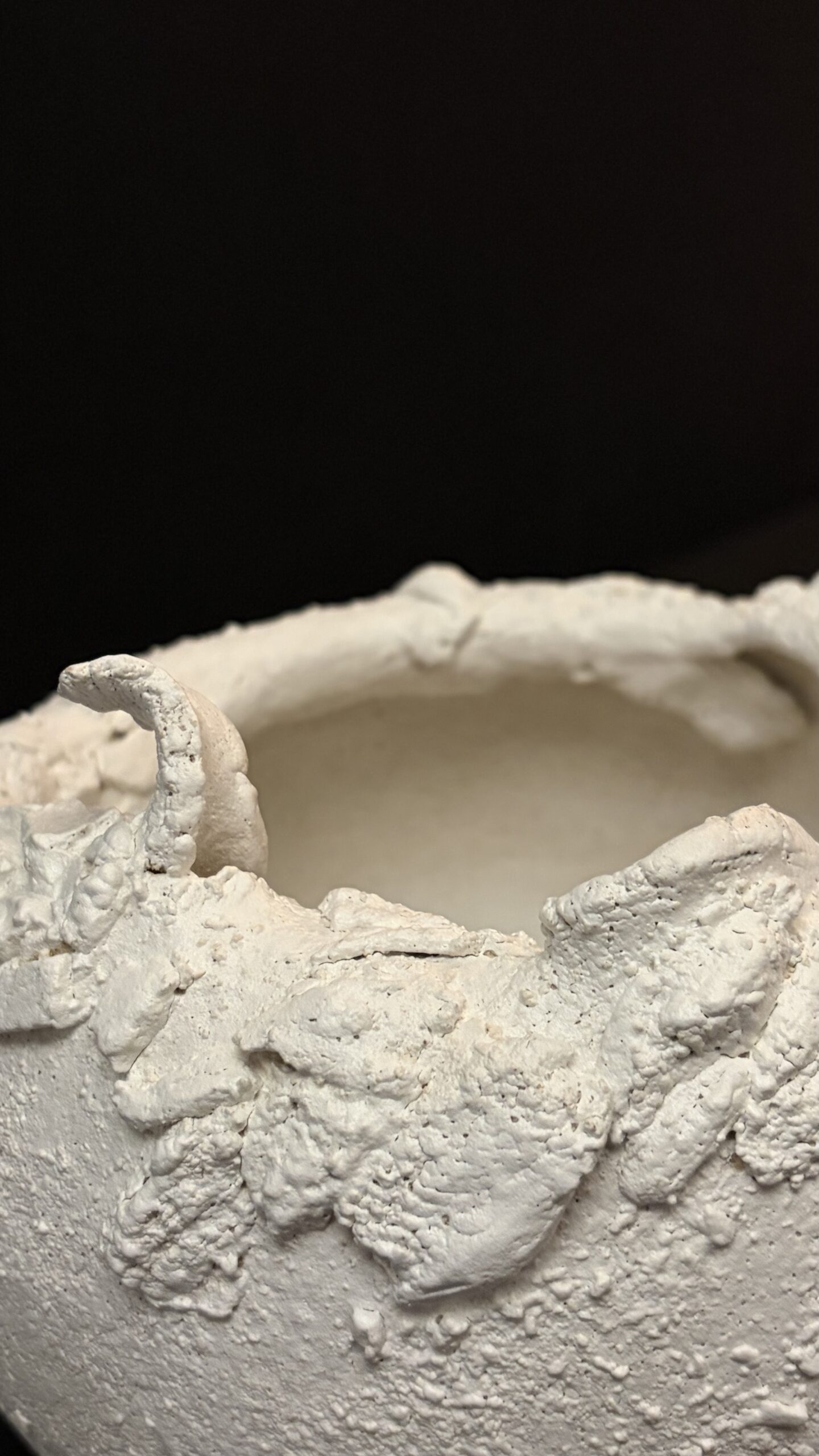 VASO SCULTURA BIANCO ROTONDO DISGREGATO - immagine 2